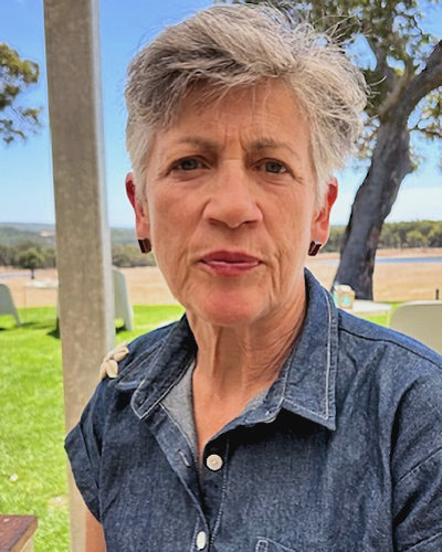  Gillian Robinson